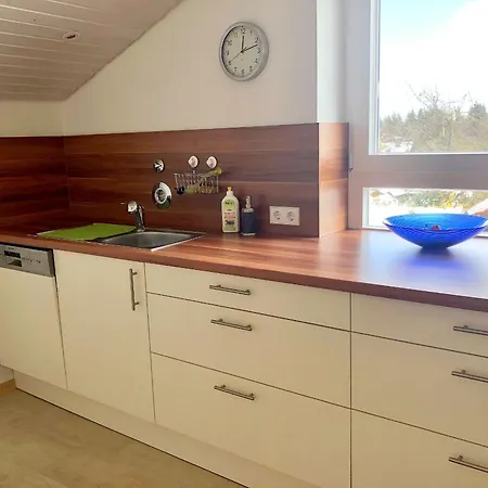 Ferienwohnung Schoenbucher, 85qm شقة Schömberg